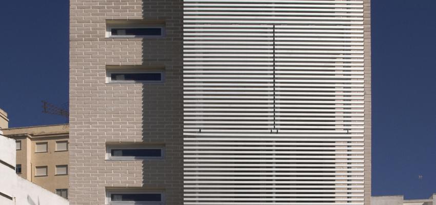 Balcon, Exterior Estilo moderno Color beige, blanco, plateado  diseñado por Javier Matoses | Arquitecto | Copyright matoses