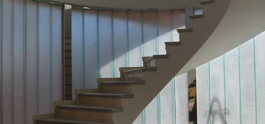 Escalera style moderno color blanco, gris  diseñado por CLAVE ARQUITECTURA Y URBANISMO | Arquitecto 