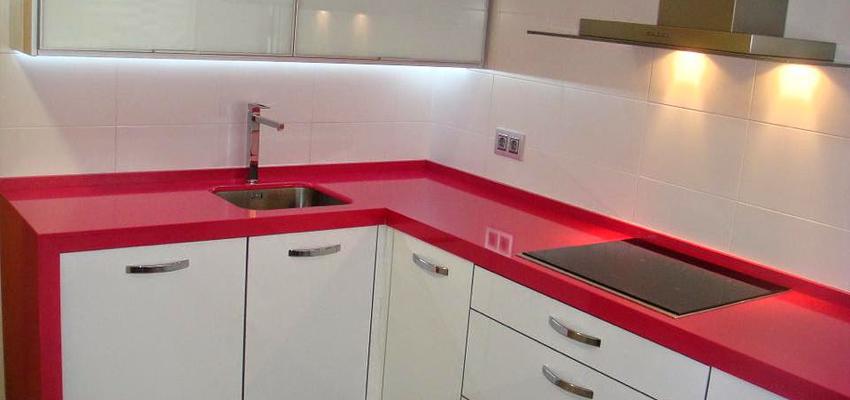 Cocina Estilo contemporaneo Color rojo, blanco, gris, plateado  diseñado por MASIASVERDES | Gremio 