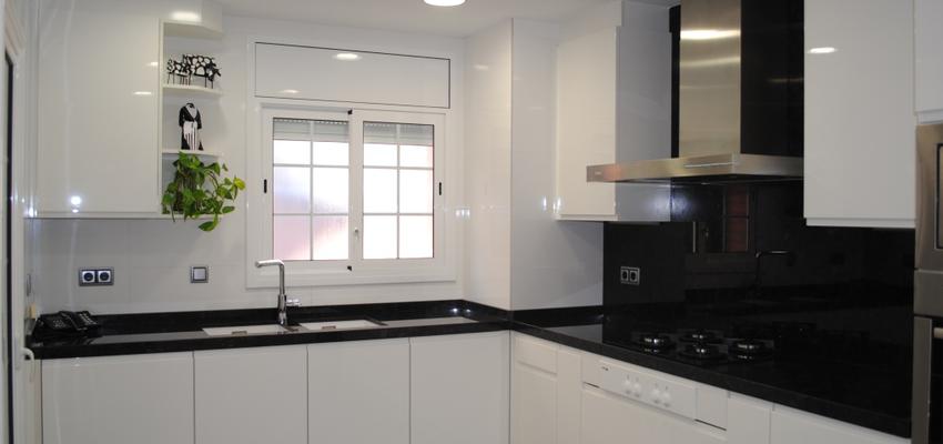 Cocina Estilo contemporaneo Color blanco, gris, negro, plateado  diseñado por MASIASVERDES | Gremio 