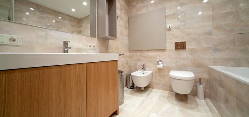 Baño Estilo contemporaneo Color marron, beige, blanco  diseñado por MASIASVERDES | Gremio 