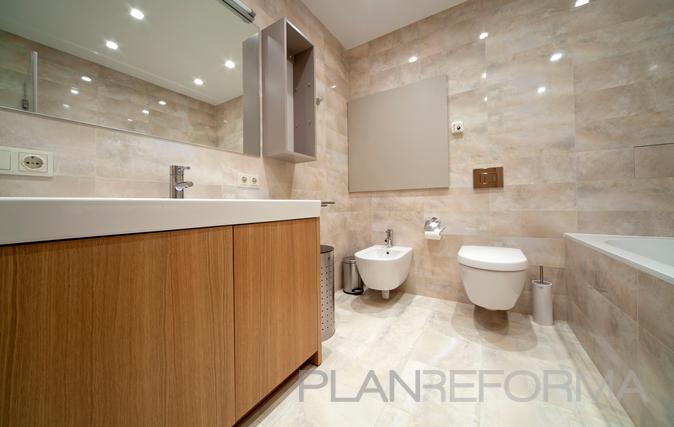 Baño Estilo contemporaneo Color marron, beige, blanco  diseñado por MASIASVERDES | Gremio 