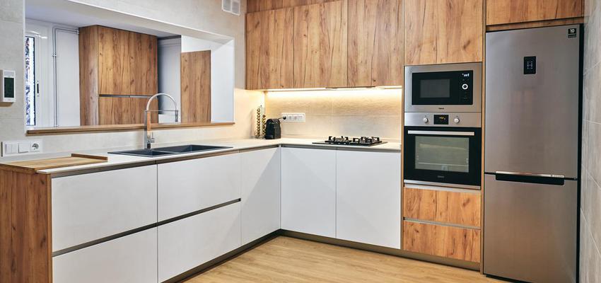 Cocina, Lavadero Estilo moderno Color marron, blanco, gris  diseñado por Open Concept Interiors | Gremio | Copyright Fotografía por Fifty Dots Agency