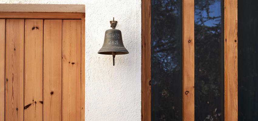 Recibidor, Exterior, Jardin Estilo moderno Color marron, blanco  diseñado por Open Concept Interiors | Gremio | Copyright Fotografía por Fifty Dots Agency