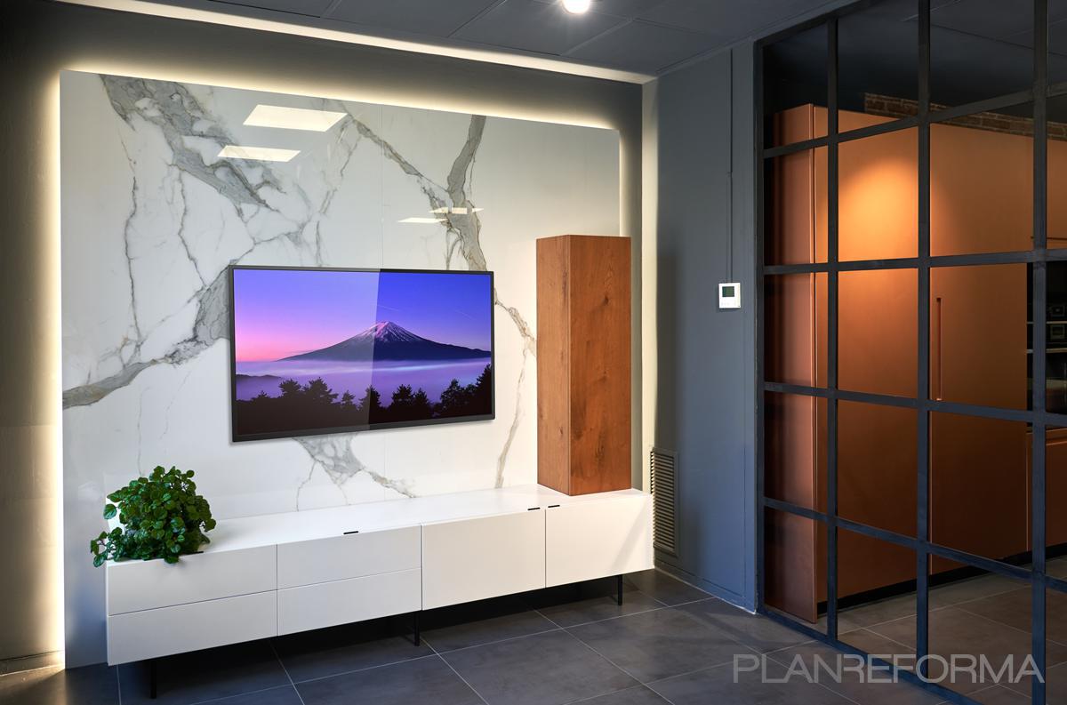 Sala de la TV, Salon Estilo moderno Color azul oscuro, blanco, bronce  diseñado por Open Concept Interiors | Gremio | Copyright Fotografía por Fifty Dots Agency