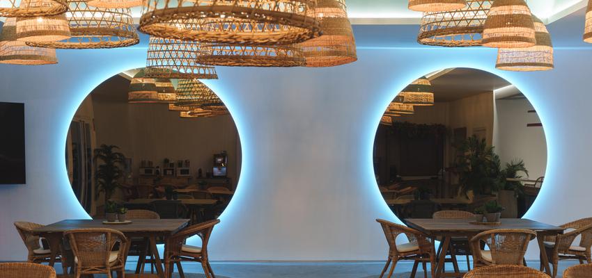 Restaurante, Cafeteria, Bar Estilo moderno Color marron, azul cielo, bronce  diseñado por ARCOtectura | Arquitecto | Copyright ARCOtectura