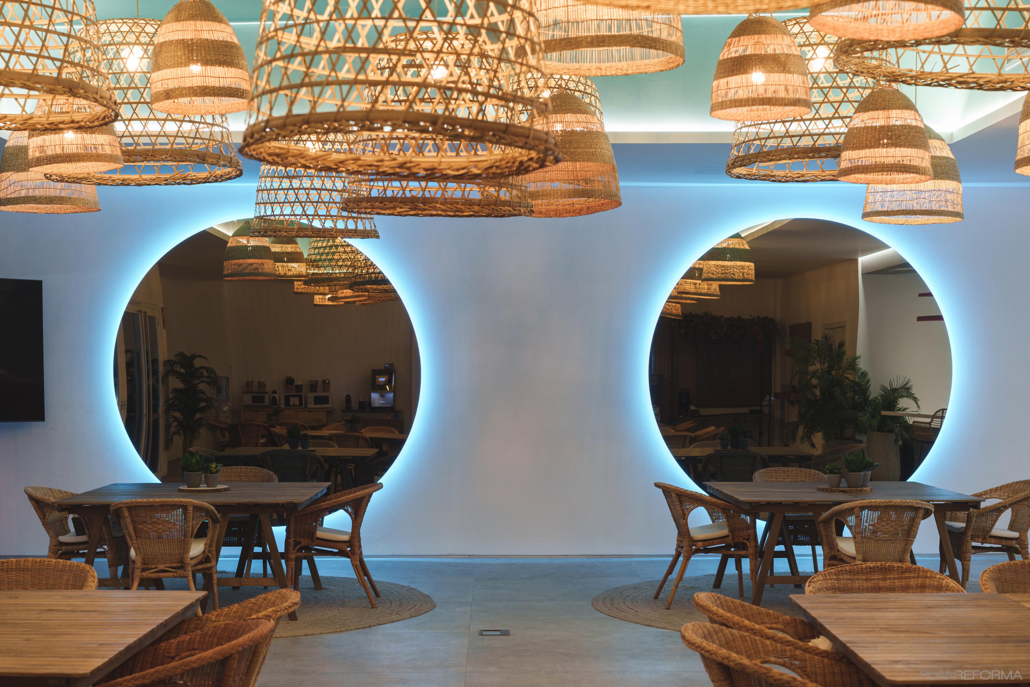 Restaurante, Cafeteria, Bar Estilo moderno Color marron, azul cielo, bronce  diseñado por ARCOtectura | Arquitecto | Copyright ARCOtectura