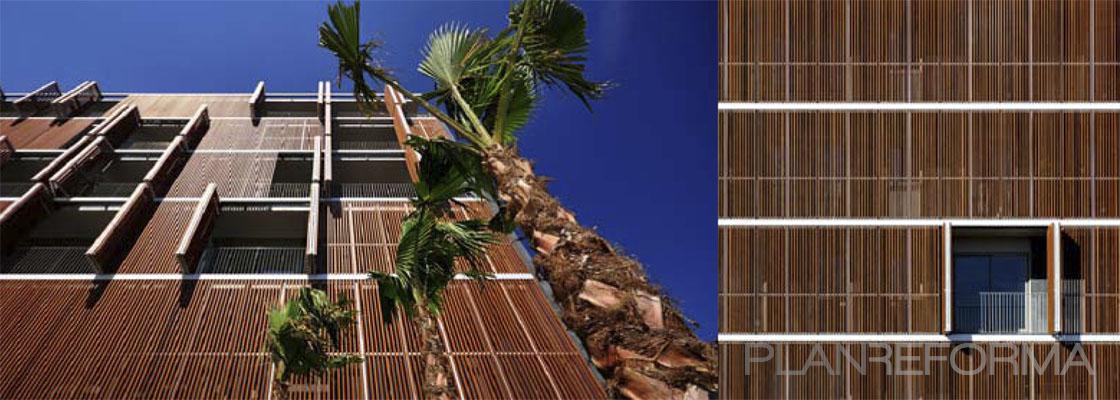 Exterior style tropical color marron, marron  diseñado por Gemma Blanes - Green & Balanced Architecture | Arquitecto 