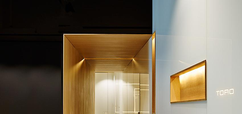 Salon style contemporaneo color marron, verde  diseñado por Cortina Fusters | Gremio 