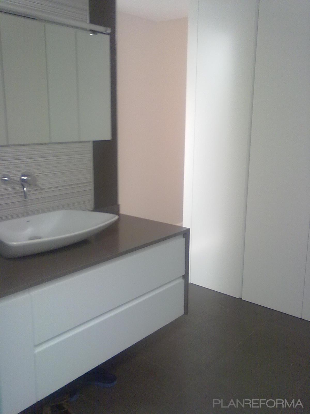 Baño style moderno color marron, blanco  diseñado por VDI disseny interiorisme | Interiorista | Copyright soy dueño de esta imagen