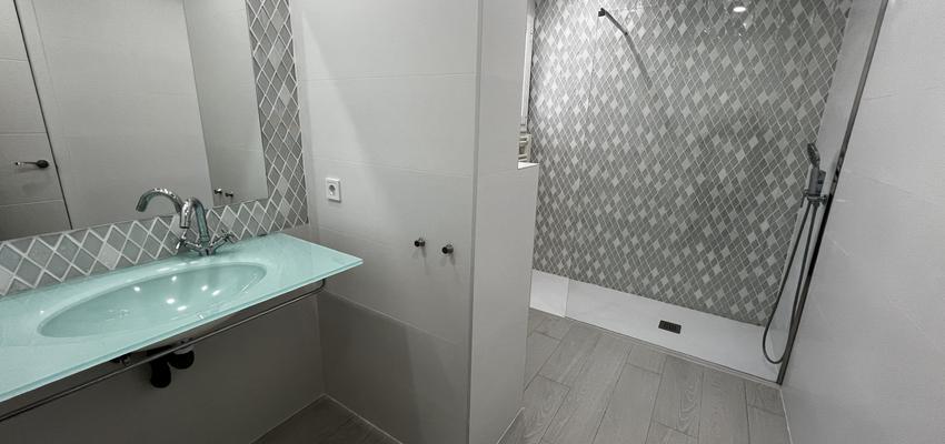 Baño Estilo moderno Color rosa  diseñado por José María | Reformista, constructor | Copyright Choclimas clima y mas S.L.