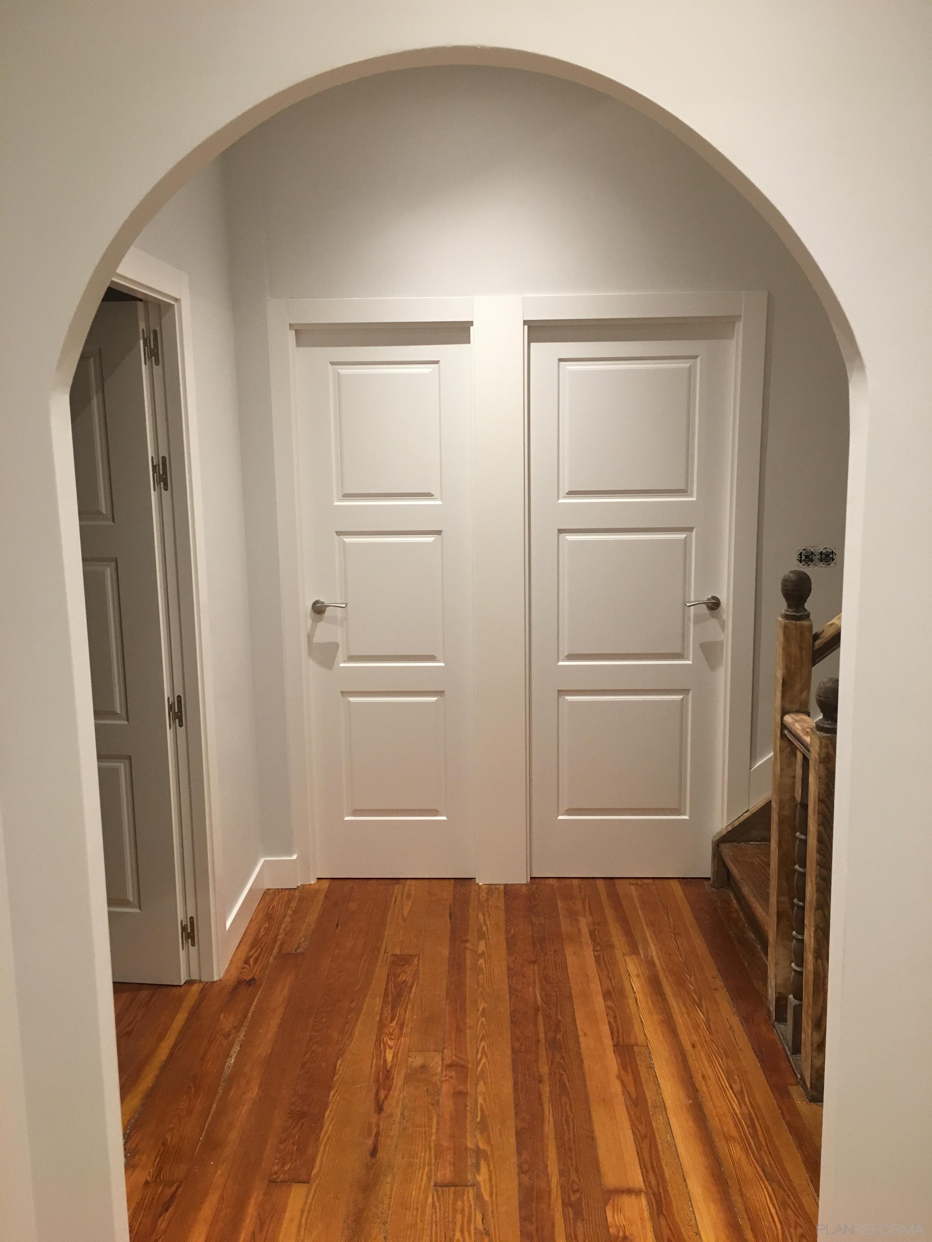 Vestibulo, Escalera Estilo moderno Color marron, beige, blanco