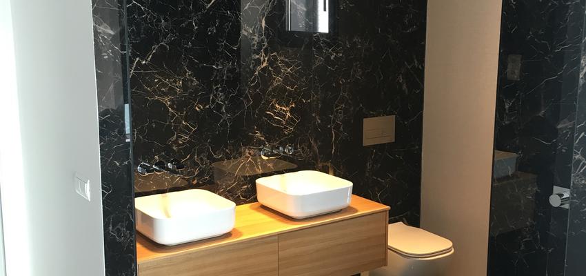 Baño Estilo moderno Color ocre  diseñado por Improreformas | Reformista, constructor | Copyright https://www.instagram.com/improyectos_/