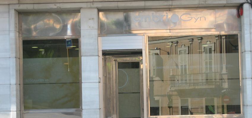 Exterior, Tienda style moderno color gris, plateado  diseñado por Alicia Mateu Bargalló | Arquitecto 