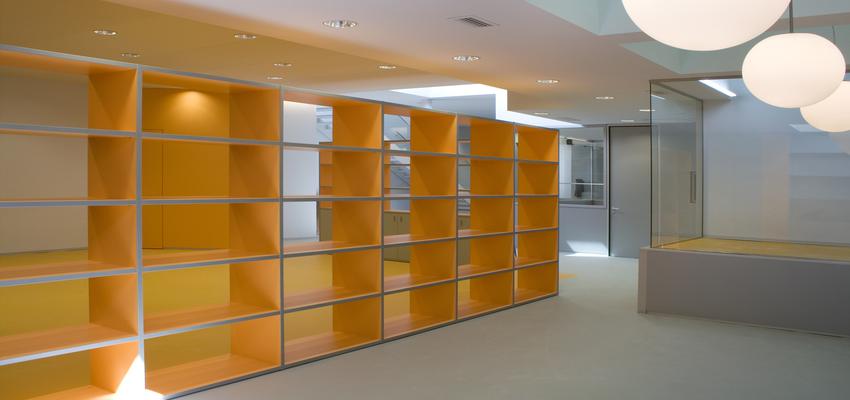 Oficina style moderno color ocre, blanco, gris  diseñado por JOSÉ F. URRUTIA FUSTER | Arquitecto 