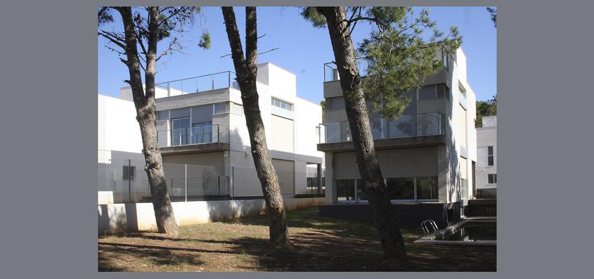 Piscina, Exterior style moderno color blanco, gris  diseñado por JOSÉ F. URRUTIA FUSTER | Arquitecto 