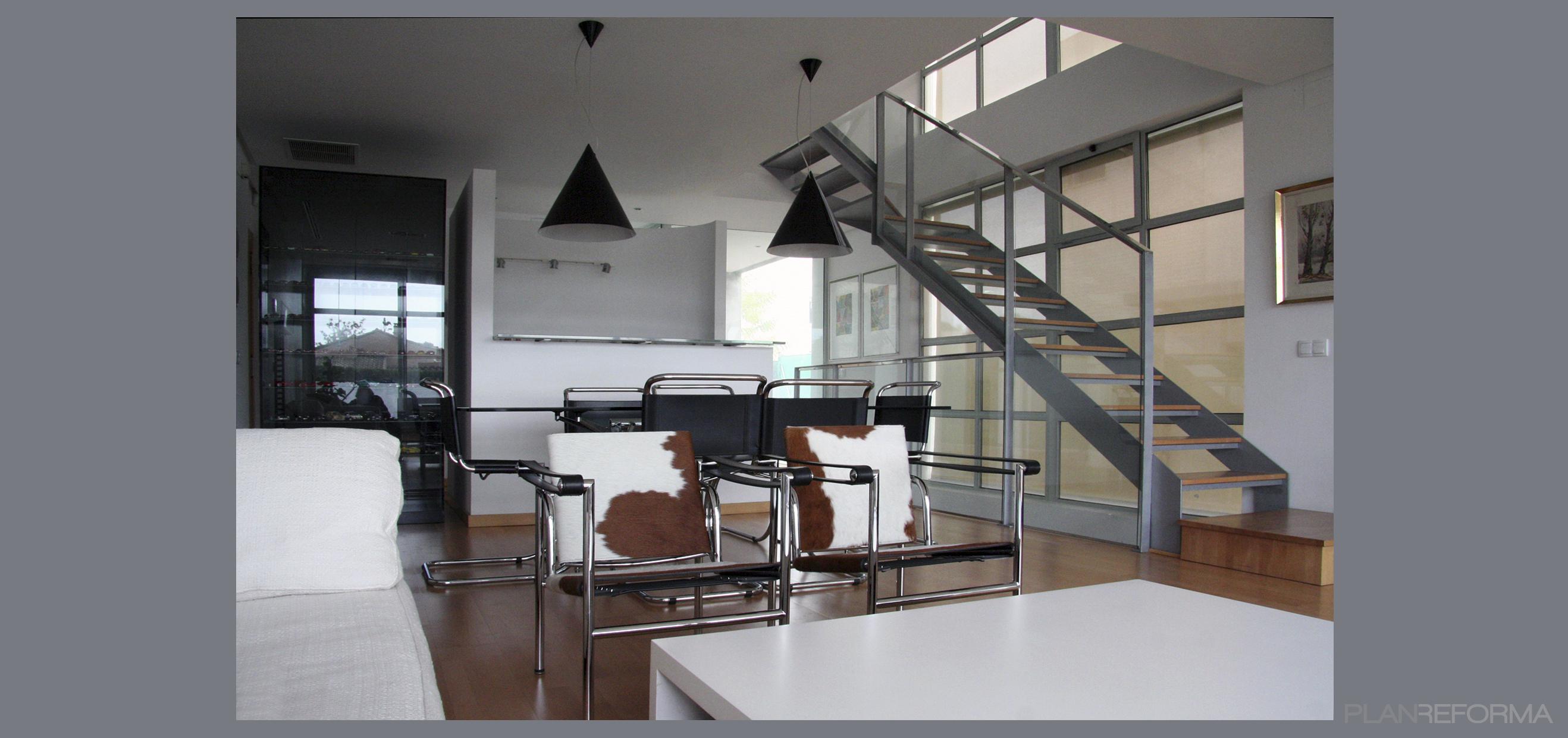 Comedor, Escalera, Bar style moderno color marron, blanco, plateado  diseñado por JOSÉ F. URRUTIA FUSTER | Arquitecto 