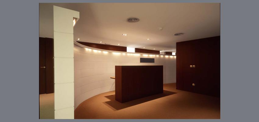 Vestibulo, Pasillo, Oficina style moderno color amarillo, marron, blanco  diseñado por JOSÉ F. URRUTIA FUSTER | Arquitecto 