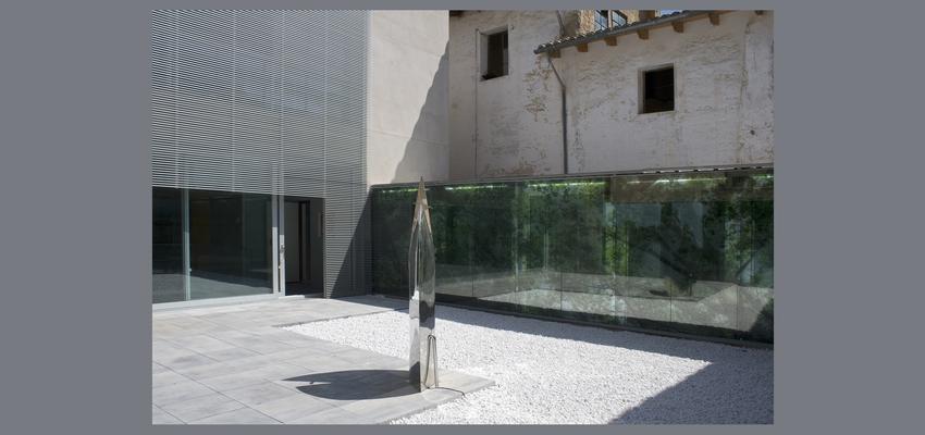 Patio, Exterior, Oficina style moderno color gris, gris  diseñado por JOSÉ F. URRUTIA FUSTER | Arquitecto 