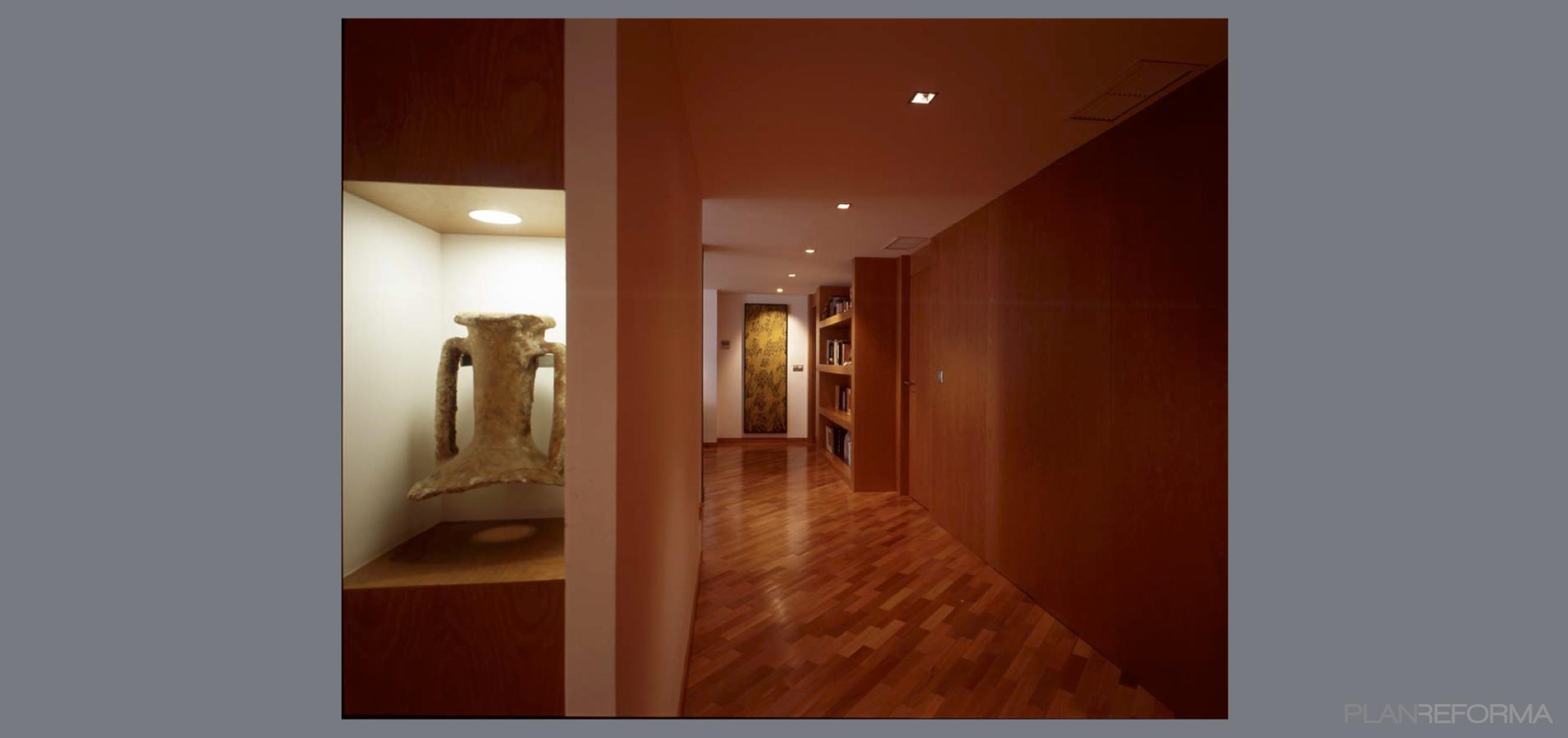 Recibidor, Pasillo style clasico color marron, marron, blanco  diseñado por JOSÉ F. URRUTIA FUSTER | Arquitecto 