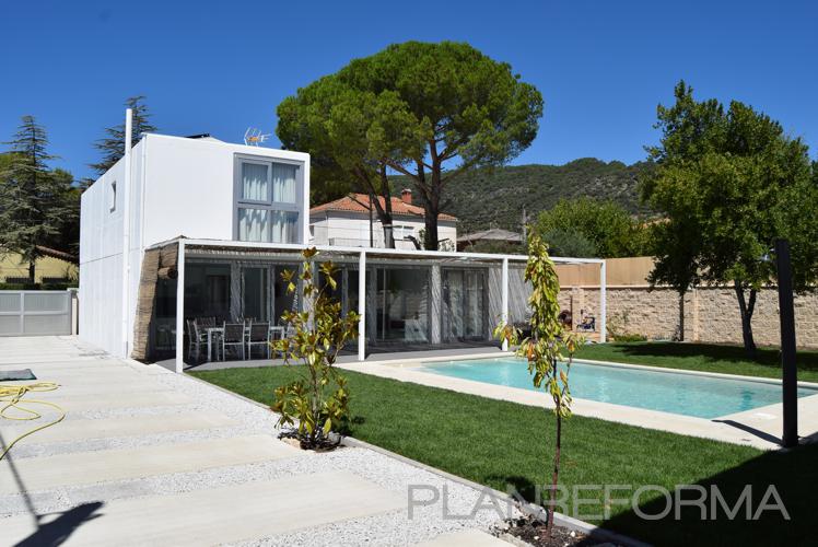 Porche, Exterior, Jardin Estilo moderno Color verde, blanco, gris  diseñado por Arquitraza arquitectura | Arquitecto | Copyright Arquitraza arquitectura