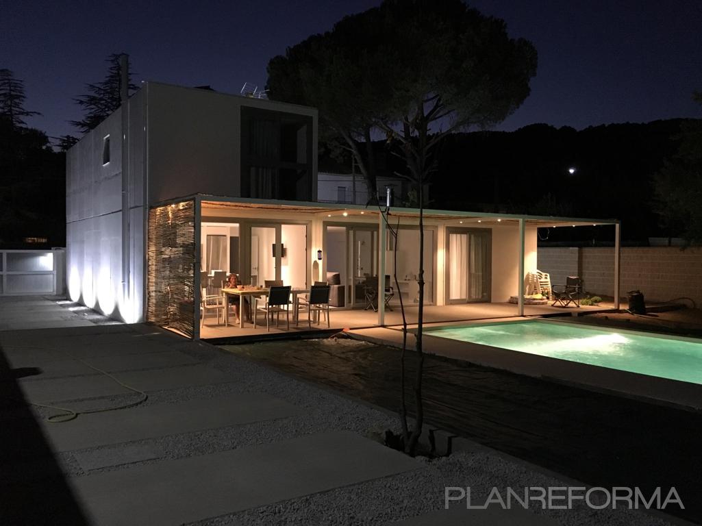 Terraza, Piscina, Exterior Estilo moderno Color blanco, negro, dorado  diseñado por Arquitraza arquitectura | Arquitecto | Copyright Arquitraza arquitectura