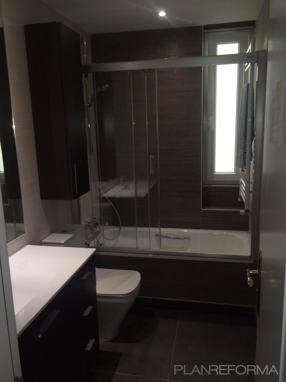 Baño style clasico color marron, beige, blanco  diseñado por jose fernandez rebollo | Gremio 