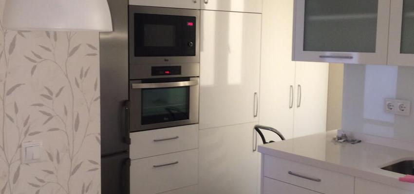 Cocina style moderno color marron, blanco, gris, plateado  diseñado por jose fernandez rebollo | Gremio 