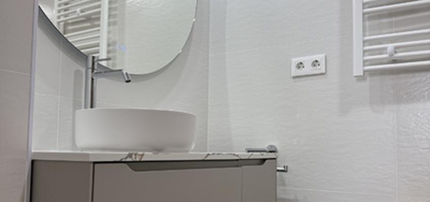 Baño Estilo moderno Color beige, blanco, plateado  diseñado por Renoveduch | Reformista, constructor 