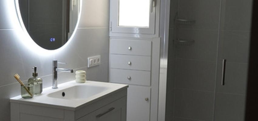 Baño Estilo moderno Color blanco, gris  diseñado por Renoveduch | Reformista, constructor 