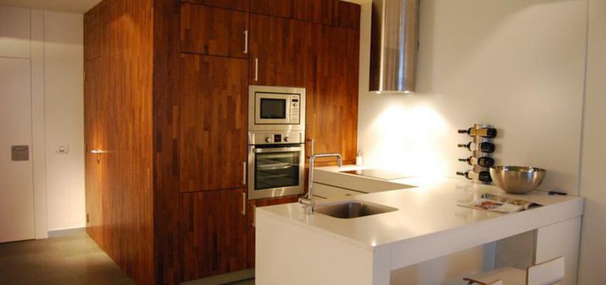 Cocina style moderno color marron, blanco  diseñado por GLOBARQ | Arquitecto Técnico 