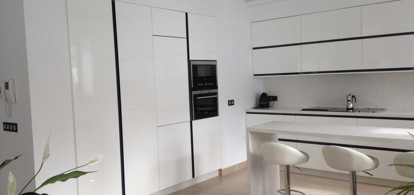 Cocina Estilo moderno Color beige, blanco, negro  diseñado por ÁNGEL RODRÍGUEZ ROMÁN | Gremio 