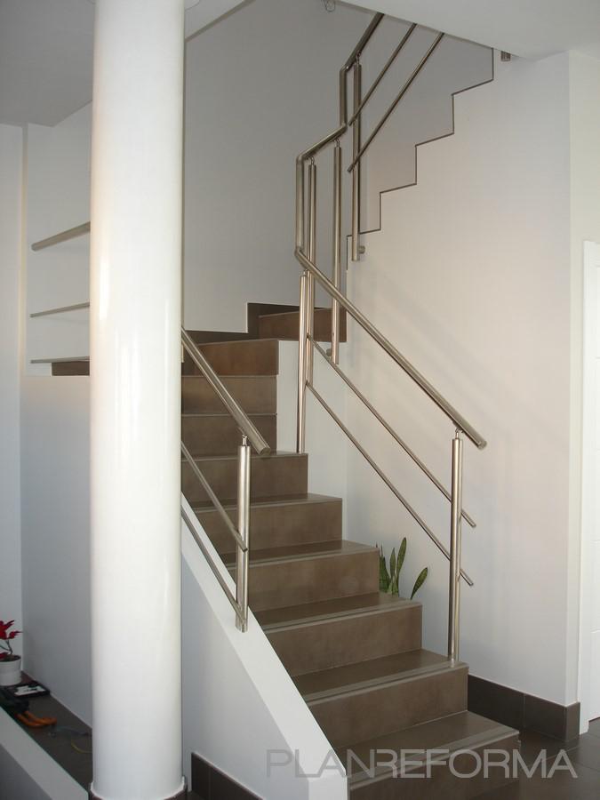 Escalera Estilo moderno Color marron, blanco  diseñado por ÁNGEL RODRÍGUEZ ROMÁN | Gremio 