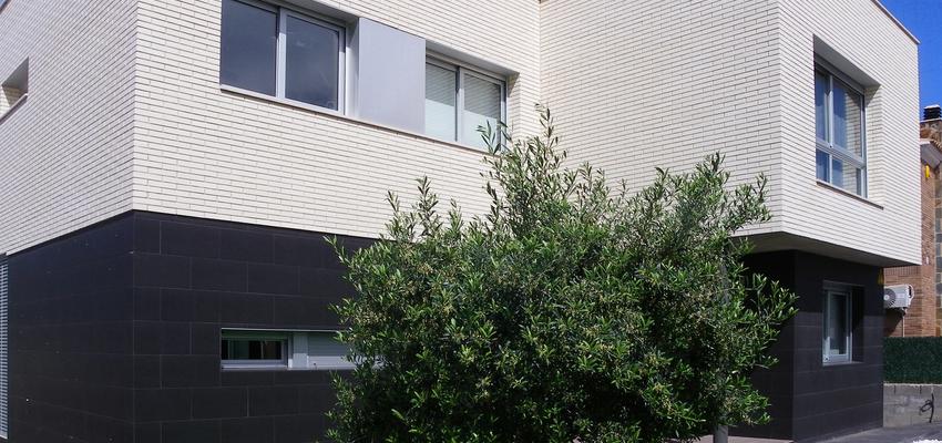 Exterior Estilo contemporaneo Color verde, beige, blanco, negro  diseñado por BiosArquitectura | Arquitecto | Copyright Soy propietario de la imagen