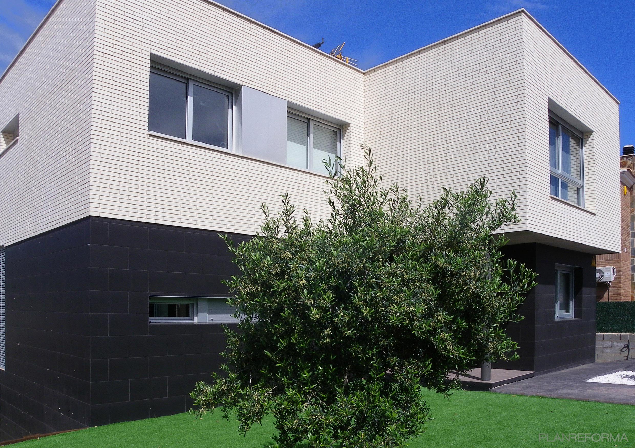 Exterior Estilo contemporaneo Color verde, beige, blanco, negro  diseñado por BiosArquitectura | Arquitecto | Copyright Soy propietario de la imagen