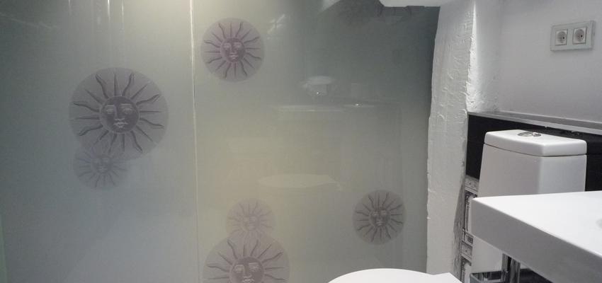 Baño color blanco, gris  diseñado por mara pardo | Interiorista 