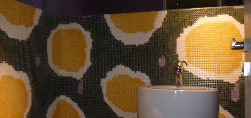 Baño style moderno color amarillo, verde, violeta  diseñado por mara pardo | Interiorista 