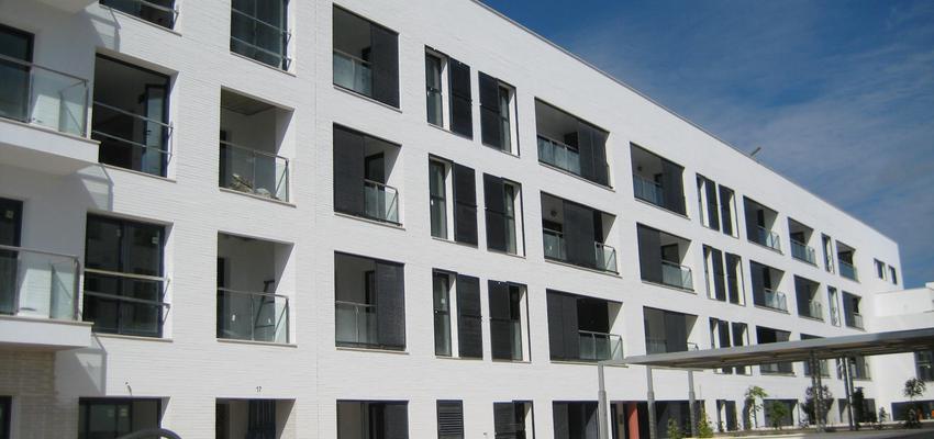 Exterior style contemporaneo color blanco, gris  diseñado por Enric Mariages Saura | Arquitecto Técnico 