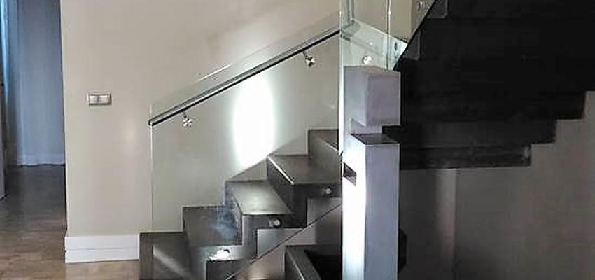 Escalera Estilo moderno Color marron, marron, blanco, gris, gris, negro  diseñado por JOTPRO S.L. | Gremio | Copyright Enrique Martinez