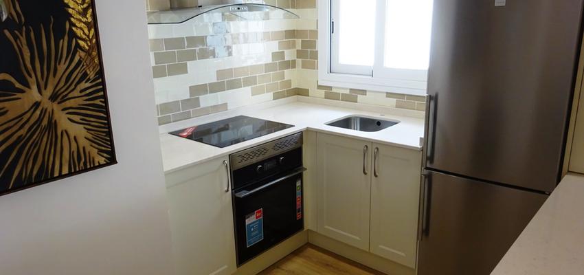 Cocina Estilo moderno Color beige, blanco, plateado  diseñado por JOTPRO S.L. | Gremio | Copyright jotpro