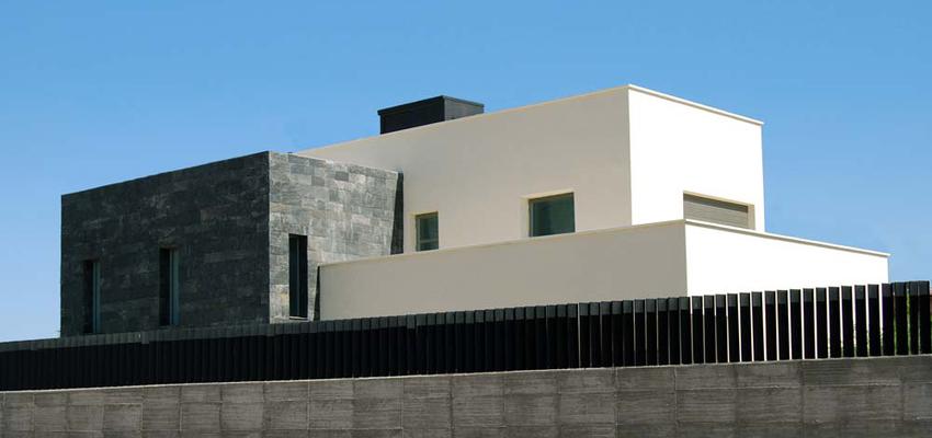 Exterior style moderno color blanco, gris, negro  diseñado por ACGP arquitectura | Arquitecto 