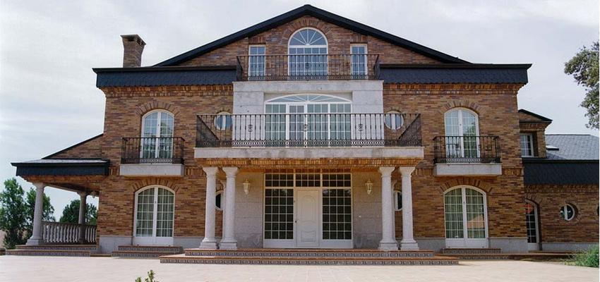 Balcon Estilo clasico Color marron, marron, negro  diseñado por ESCOR construcción | Gremio | Copyright Foto propia