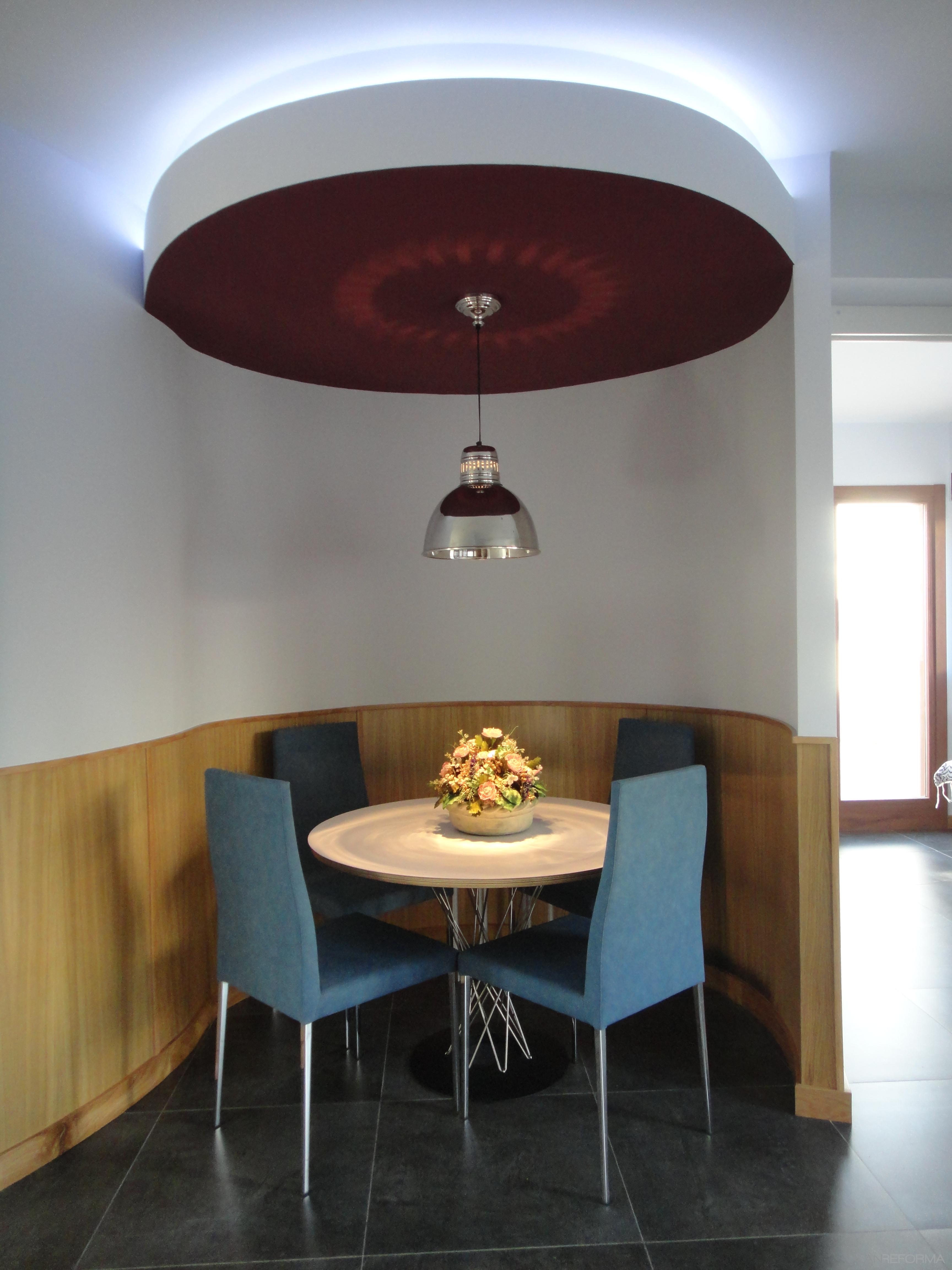 Comedor style contemporaneo color marron, blanco, negro, bronce