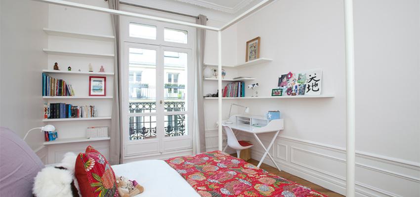Dormitorio style vintage color rojo, violeta, blanco  diseñado por Mike | Interiorista 