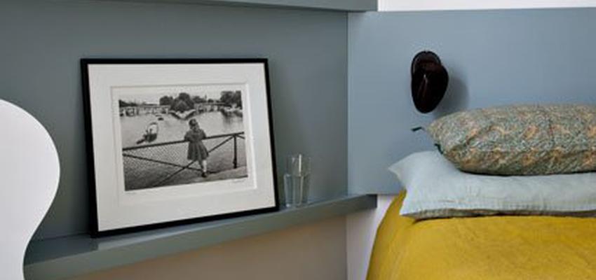 Dormitorio style moderno color amarillo, azul cielo, blanco, gris  diseñado por Mike | Interiorista 