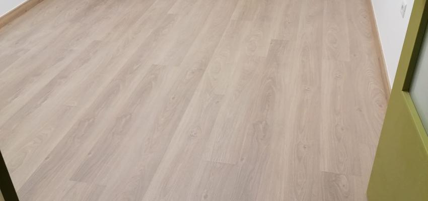 Oficina Estilo clasico Color ocre  diseñado por Eusebiu Ion Andriescu | Reformista, constructor 