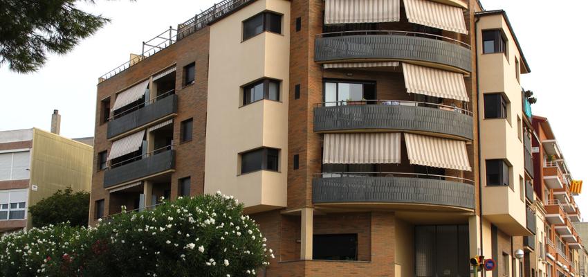 Balcon, Exterior style contemporaneo color beige, marron, gris  diseñado por Eduard Vinent arquitectura rehabilitación y urbanismo | Arquitecto 