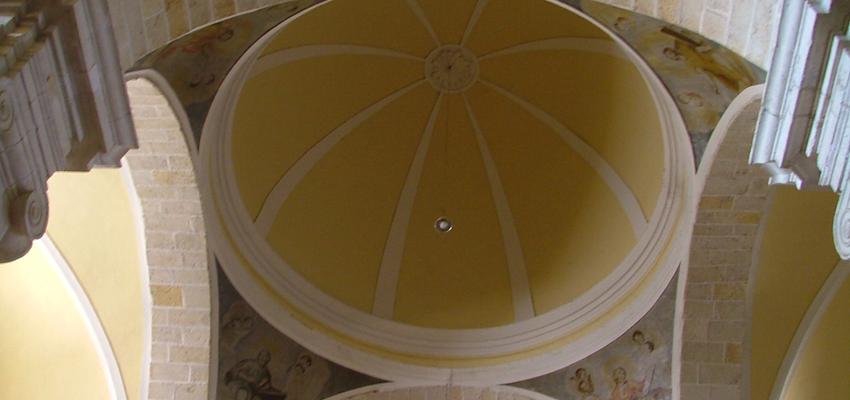 Vestibulo style contemporaneo color amarillo, beige, blanco  diseñado por estudio ma:pa | Arquitecto 