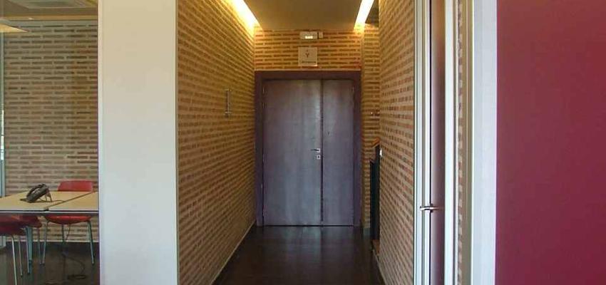 Recibidor style contemporaneo color marron, marron, blanco  diseñado por estudio ma:pa | Arquitecto 