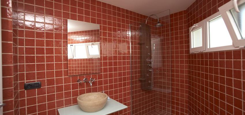Baño style contemporaneo color rojo, blanco  diseñado por Sergio | Arquitecto Técnico 